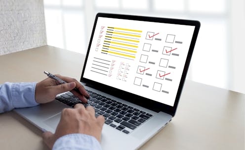 Las redes sociales han traído en cuestión de poco tiempo una profunda transformación social que también ha impactado, y mucho, en la forma de hacer investigación social basada en encuestas. Con su llegada se han modificado nuestros hábitos de vida, de consumo y de compra, tres cuestiones cuyo análisis siempre ha interesado a las empresas demoscópicas.