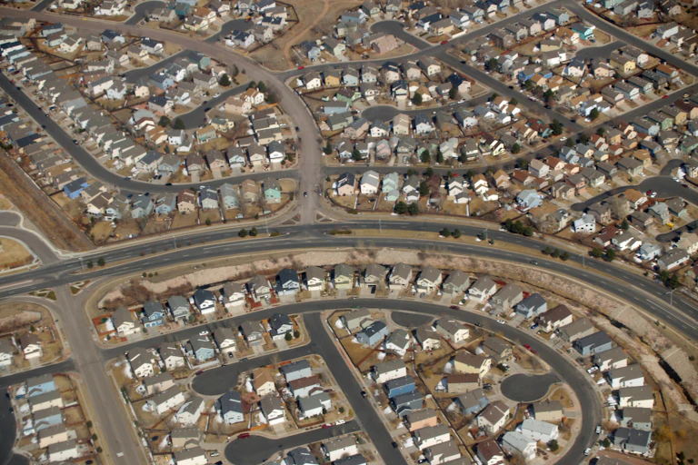 Des lotissements du nord-est de Colorado Springs, dans le Colorado