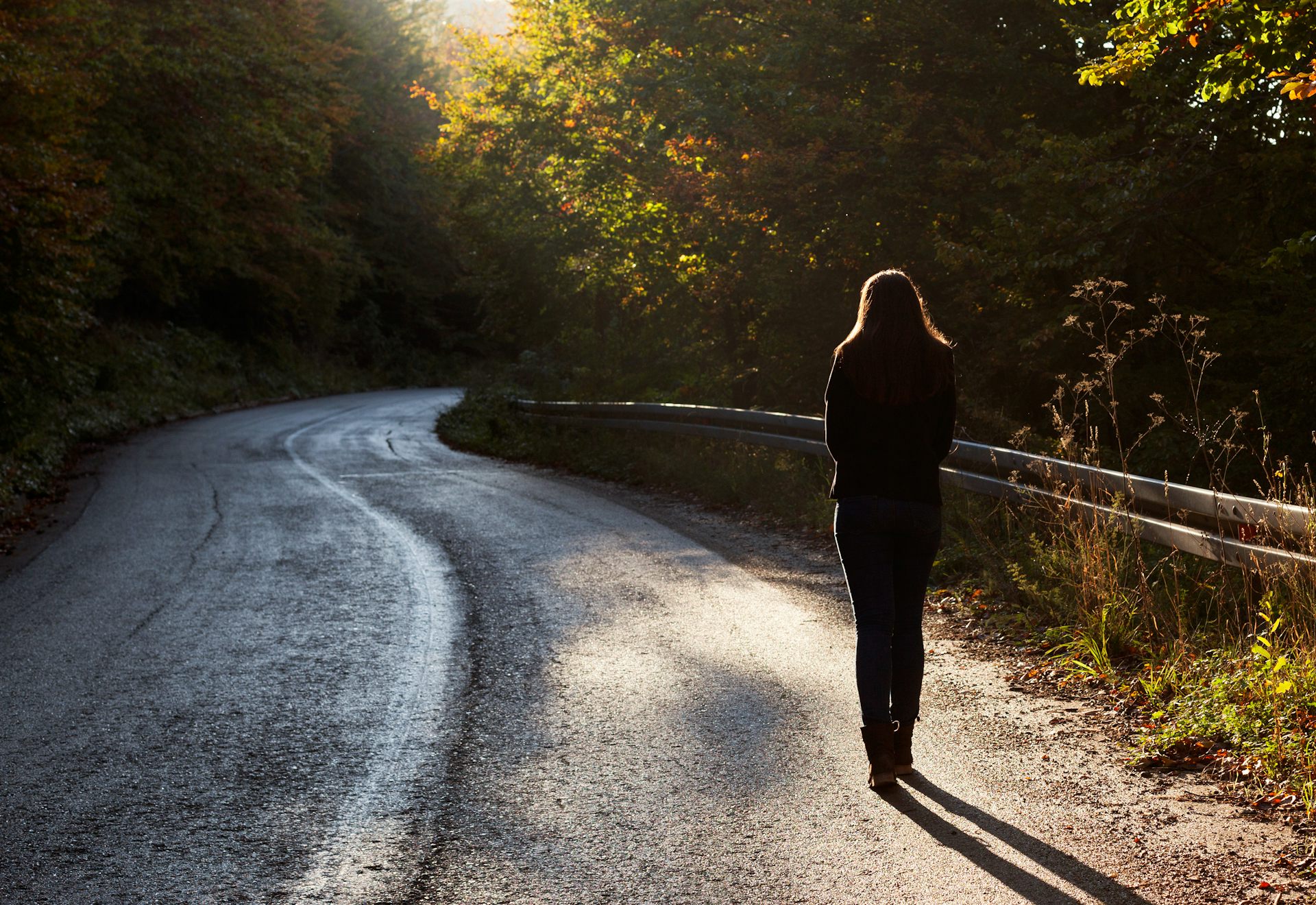 Войти в путь. Дорога одиночки. Walk Alone Road. Walking down the Road. Walking on the Highway.