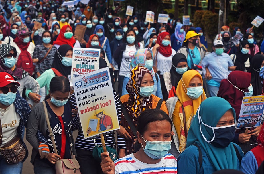 Ratusan buruh  berunjuk rasa menolak pengesahan Undang-undang Cipta Kerja di Serang, Banten