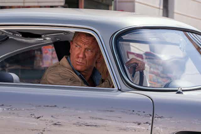 James Bond (Daniel Craig) au volant d'une Aston Martin dans 'Mourir peut attendre'.