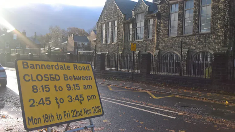 Sign alerting road users that the road is closed