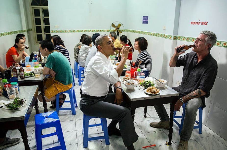 Anthony Bourdain and Barack Obama in a canteen in Hanoi, Vietnam