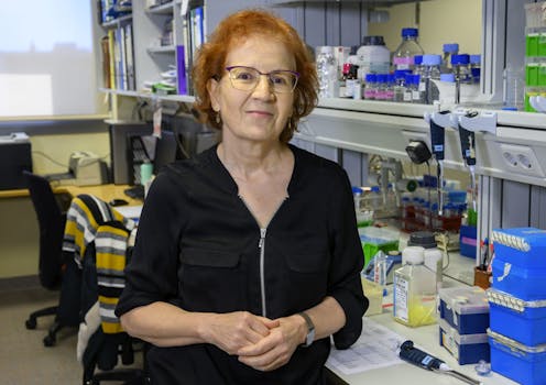 La viróloga Margarita del Val, del Centro de Biología Molecular Severo Ochoa (CBMSO-CSIC-UAM) y coordinadora de la Plataforma Temática Interdisciplinar del CSIC en Salud Global que investiga la COVID-19, cree que habrá una vacuna para el coronavirus, pero no será pronto. Además, advierte de que la oleada de otoño que está llegando a toda Europa no ha hecho más que empezar.