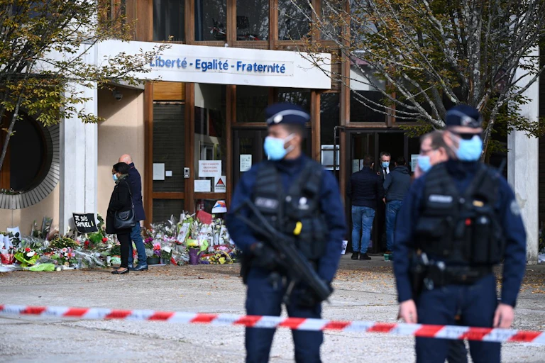Des policiers en faction devant un collège