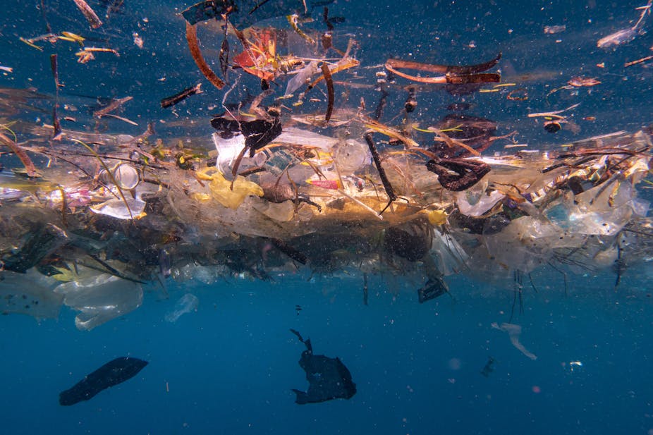 Sampah plastik mengapung di permukaan laut