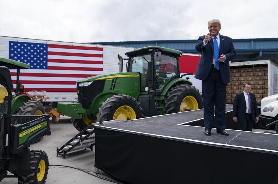 Donald Trump sur une estrade à Mills River, Caroline du Nord.