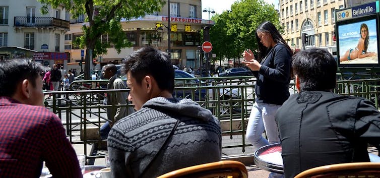 Jeunes d'origine asiatique dans le quartier de Belleville, Paris