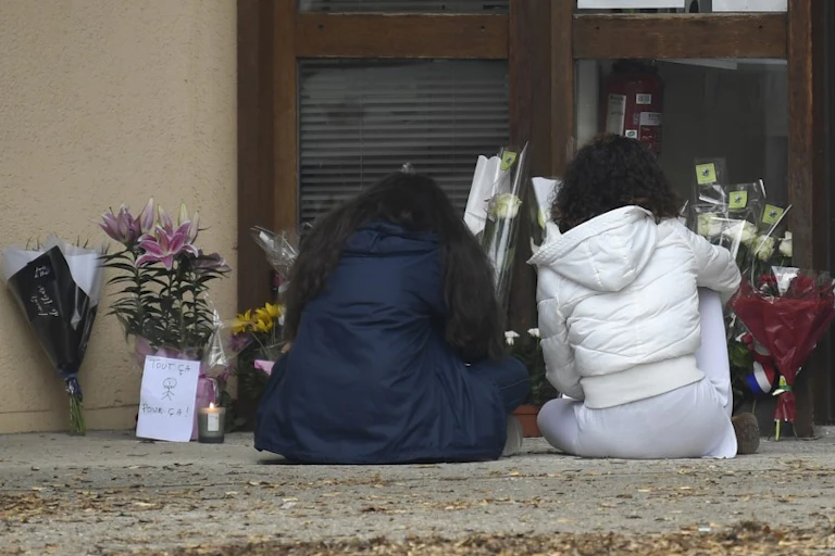 Collégiennes se recueillant en hommage à Samuel Paty