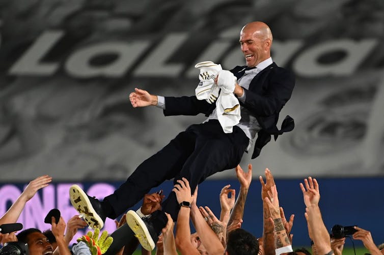 Zidane, entraineur de la Real Madrid célébré par son équipe après la victoire du championnat d’Espagne le 16 juillet 2020.