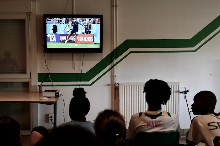 De jeunes licenciés du club de football de Bondy regardent un match France-Pérou avec l’attaquant Kylian Mbappe durant la coupe de monde 2018.