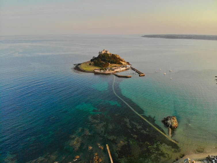 An island linked to the land by submerged road.