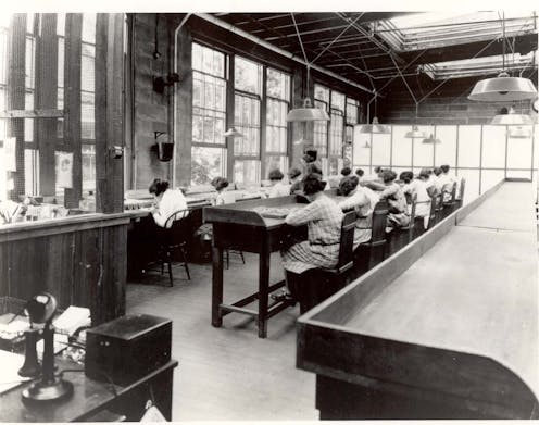 Made possible by the magic of radium! (“la magia del radio lo ha hecho posible, en inglés”). Así rezaba la propaganda de la empresa United States Radium Corporation en 1917, en la que aseguraba que los relojes fabricados en sus talleres podían consultarse aun en plena oscuridad. Una idea soberbia, sin duda. Pero la historia de estos relojes luminiscentes incluye otra historia: la de un grupo de desafortunadas mujeres –The Radium Girls (Las chicas del radio)– que trabajaban para la empresa pintando estos extraordinarios relojes.