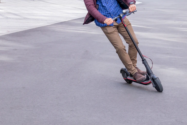 Una persona se desplaza sobre un patinete eléctrico.