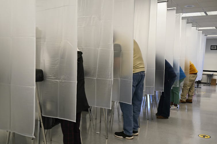 يملأ الناخبون بطاقات الاقتراع أثناء التصويت المبكر في كليفلاند ، أوهايو في 6 أكتوبر 2020
