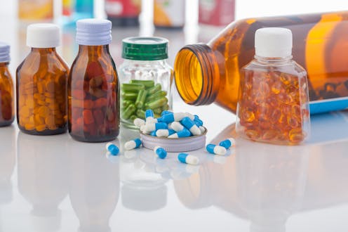 Años noventa. Los ensayos clínicos que se estaban desarrollando para el fármaco sildenafilo, diseñado para tratar la hipertensión arterial y la angina de pecho, no parecían muy prometedores. Los efectos observados eran demasiado ligeros. Sin embargo, cuando los investigadores estaban a punto de tirar la toalla, sucedió algo inesperado. Descubrieron que los participantes reportaban un efecto secundario que nadie vaticinaba: el fármaco inducía importantes erecciones. Nacía así la viagra, patentada por Pfizer en 1996, y aprobada para su uso en disfunción eréctil por la FDA (Administración de Alimentos y Medicamentos de Estados Unidos) en 1998.