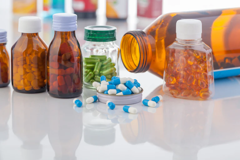 Botes de diversos medicamentos.