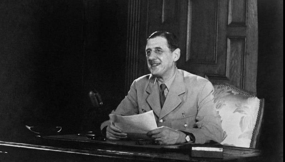 Général Charles de Gaulle prononçant un discours à la radio.