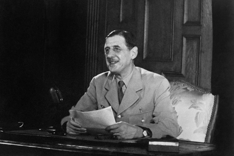 Général Charles de Gaulle prononçant un discours à la radio.