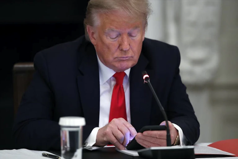 Donald Trump, un smartphone à la main.