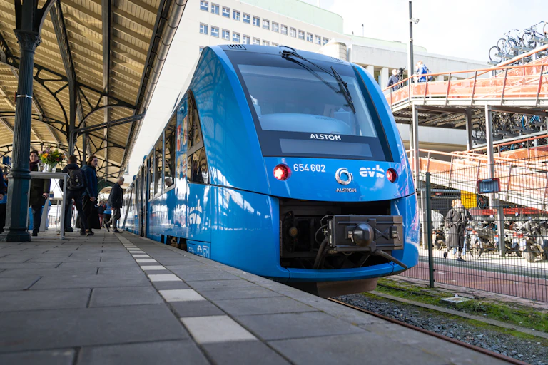 Train à l'hydrogène entrant en gare