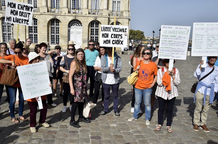 Manifestation d’un collectif « anti-vaccins », Place de la Bourse à Bordeaux, le 15 octobre 2017