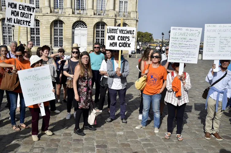 Manifestation d’un collectif « anti-vaccins », Place de la Bourse à Bordeaux, le 15 octobre 2017