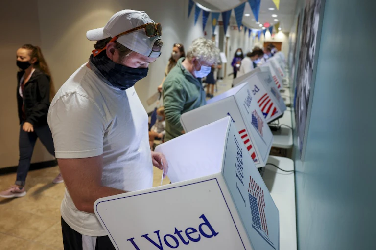 Un électeur vote par correspondance