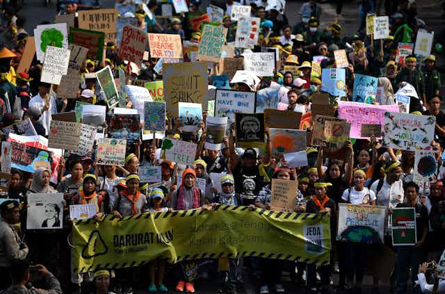 Ratusan aktivis lingkungan membawa slogan protes.