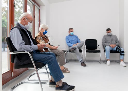 Ha llegado el frío y, con él, la segunda ola de covid-19. No tenemos vacuna y no se la espera a corto plazo. En un intento por frenar los contagios del coronavirus, entre otras medidas se han implantado restricciones a la movilidad, tanto de forma perimetral (municipios y autonomías) como en los horarios, con toques de queda nocturnos que disuaden del ocio y celebraciones. ¿Será suficiente? Hay que evitar volver al confinamiento domiciliario de la pasada primavera.