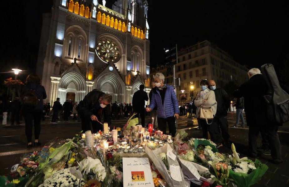 Veillée à Nice devant la basilique Notre-Dame de l'Assomption le 31 octobre 2020.