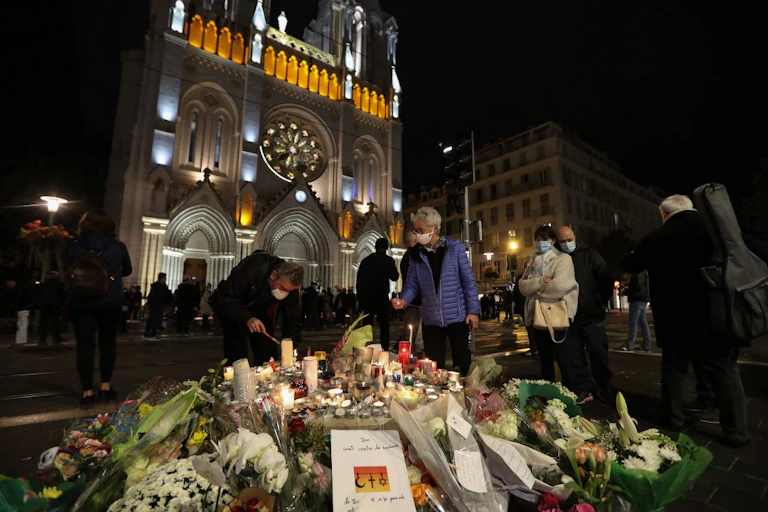 Veillée à Nice devant la basilique Notre-Dame de l'Assomption le 31 octobre 2020.