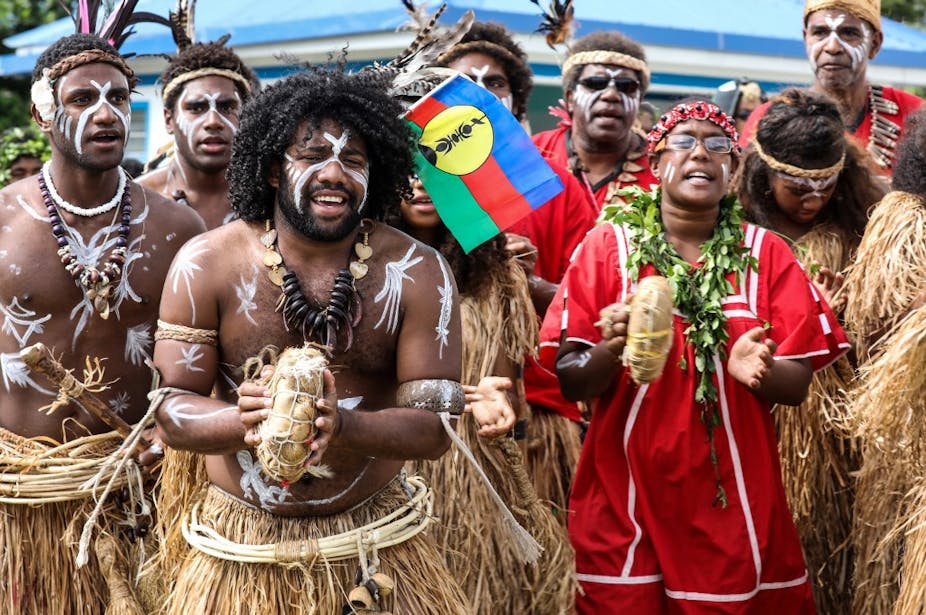 l'arrivée du président français pour une cérémonie à la mémoire des 19 indépendants kanaks tués