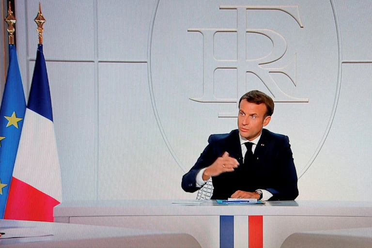 Le Président français Emmanuel Macron alors qu'il s'adresse à la nation concernant la Covid-19 en France, à Paris le 14 octobre 2020.