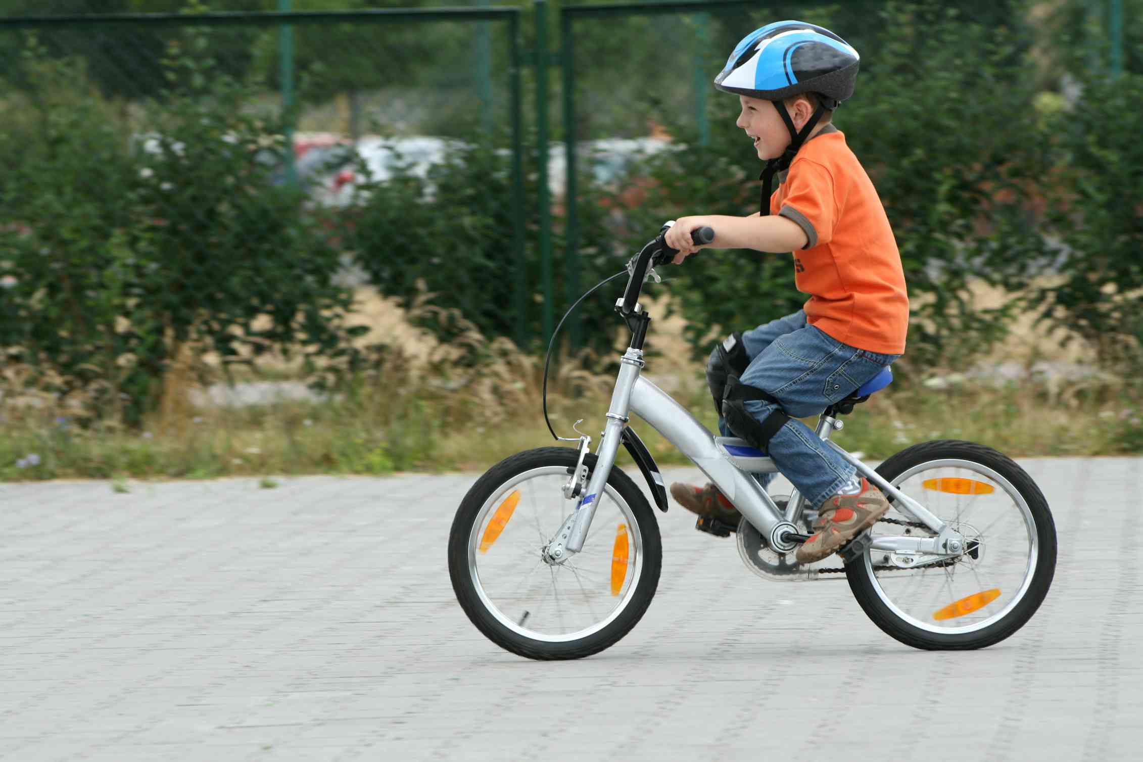7 лет какой велосипед выбрать. Мальчик на велосипеде. Дети с велосипедом. Мальчик катается на велосипеде. Дети катаются на велосипеде.
