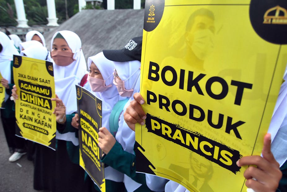 Sejumlah mahasiswa melakukan aksi damai mengecam Presiden Prancis Emmanuel Marcon di Kota Bogor, Jawa Barat