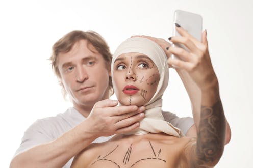 “Seducimos valiéndonos de mentiras y pretendemos ser amados por nosotros mismos”, dicen que dijo el poeta Paul Géraldy. Estas palabras podrían haber sido pronunciadas hoy en referencia a los selfis, imágenes cuajadas de pequeñas y grandes mentiras visuales. Estas pueden llevar a un alto nivel de frustración y de baja autoestima cuando se intentan equiparar los “me gusta” y seguidores de las redes con los del entorno presencial.