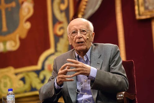 Emilio Lledó (Sevilla, 1927) cumple 93 años, con una lucidez y energía que quedan patentes en su última entrevista a día de hoy. En ella, tras constatar el difícil momento que vivimos, “¿Qué razón habría hoy para seguir entusiasmados?”, Lledó responde sabiamente: “La esperanza. A pesar de todo hay que ser optimista, esperar algo positivo, creativo, verdadero. Esperanza es una hermosa palabra de la lengua”.