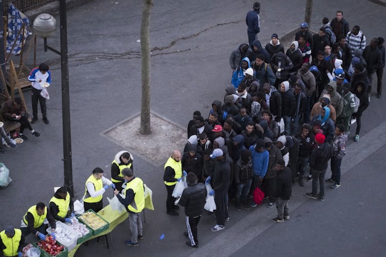 Des bénévoles d’une association musulmane distribue de la nourriture aux réfugiés à Paris, le 27 avril 2017.