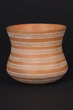 Todo alrededor de nosotros nos recuerda la variedad de escenarios materiales en los que trabajamos y vivimos. Las formas materiales de las que nos rodeamos reflejan nuestras preferencias y elecciones. Pero ¿afectan también a nuestros modos de pensar y procesar información? Muchas investigaciones previas creen que sí, y por eso los firmantes de este texto diseñamos un proyecto para estudiar este tema.