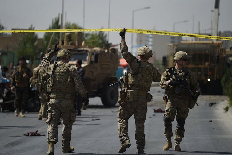 US soldiers arrives at the site of a car bomb attack that targeted a NATO coalition convoy in Kabul on September 24, 2017.