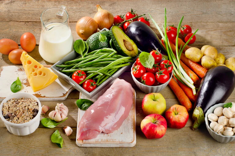 Grupo de alimentos: tomate, aguacate, leche, queso, carne, cebolla, zanahoria, patata, ect.