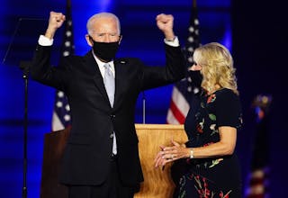 Joe Biden bär en mask och firar att han blir USA:s nästa president