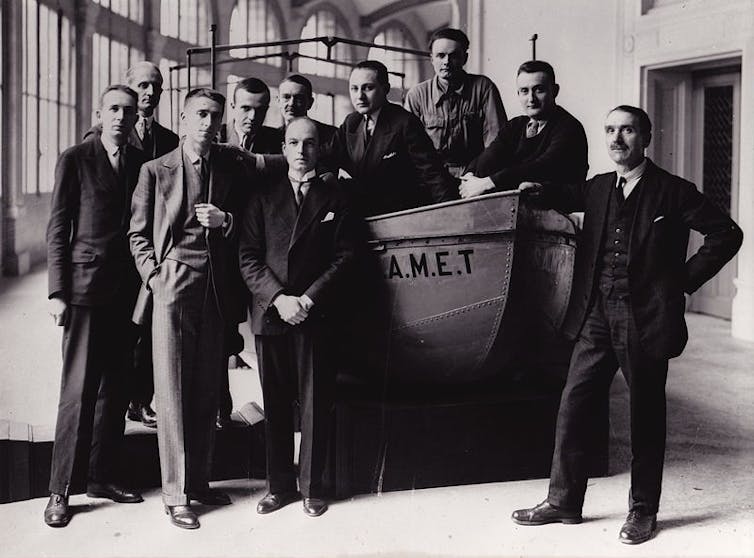 De gauche à droite : André Schaeffner, Jean Mouchet, Georges Henri Rivière, Michel Leiris, le baron Outomsky, Marcel Griaule, Éric Lutten, Jean Moufle, Gaston-Louis Roux, Marcel Larget Date May 1931