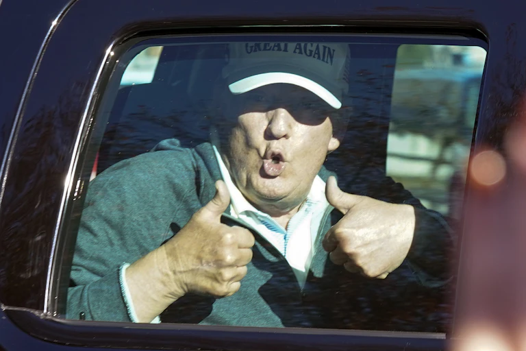 President Donal Trump giving two thumbs up
