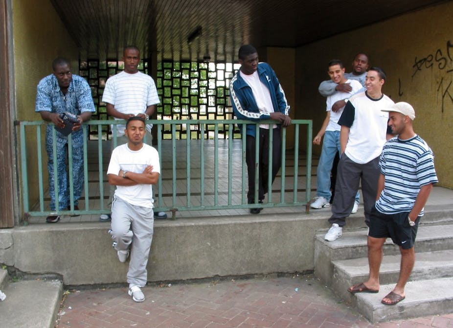 Des jeunes de la cité de la Grande Borne à Grigny discutent au pied d'un immeuble