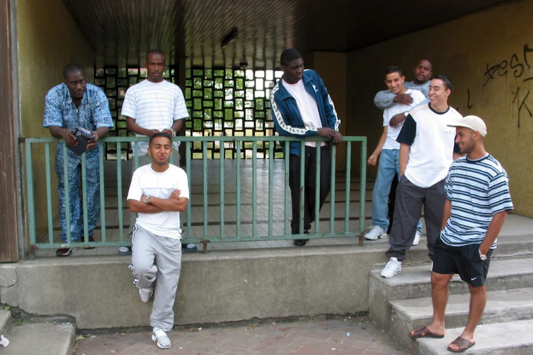Des jeunes de la cité de la Grande Borne à Grigny discutent au pied d'un immeuble