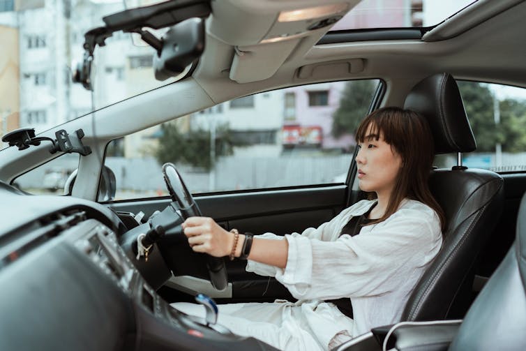 Femme au volant d’une voiture