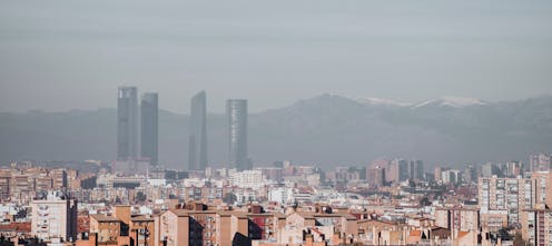 En muestras tomadas a bordo de aviones CASA C-212 Aviocar del Instituto Nacional de Técnica Aeroespacial de España (INTA) con el apoyo operativo del 47 Grupo Mixto del Ejército del Aire, hemos encontrado concentraciones equivalentes a un billón de microplásticos en el cielo de Madrid.