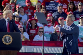 Donald Trump a Nigel Farage vystoupili na shromáždění v USA.